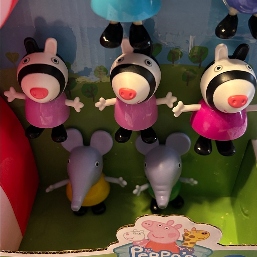 Peppa Pig Carry-Along Brothers and Sisters 9 Figures & Carrying Case New Ages 3+ - Picture 9 of 13